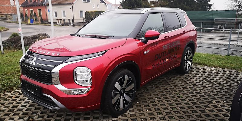 Mitsubishi Outlander 2.4 PHEV INSTYLE 4WD NOVÝ VŮZ - fotografie inzerátu