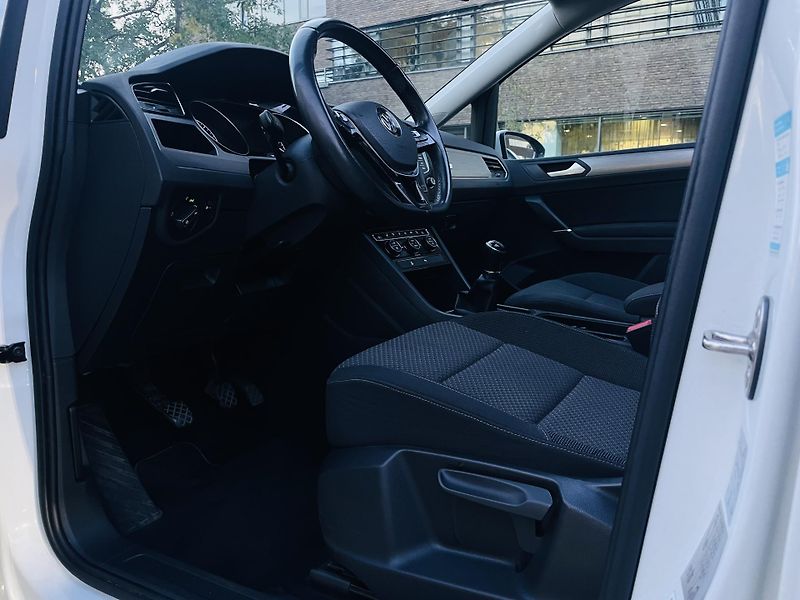 Volkswagen Touran 1.6TDI MANUÁL SERVISKA TAŽNÉ - fotka 26 z 44