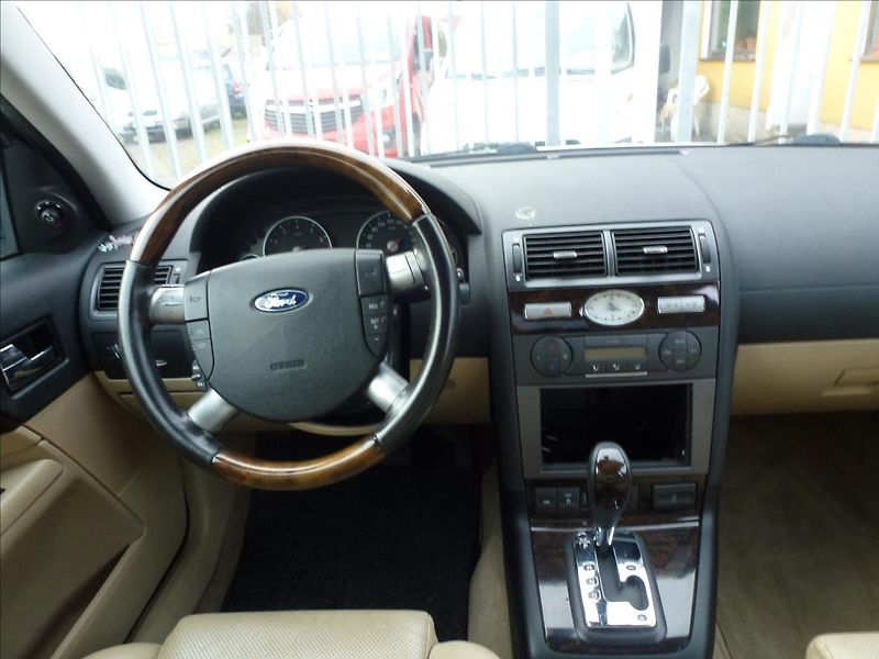 Ford Mondeo 2,5 i V6 24V Ghia Automat - fotka 27 z 49