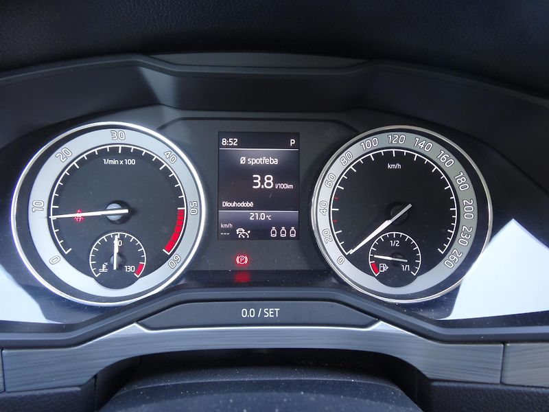 Škoda Superb 2.0TDi DSG Taž.zař. Plná nádrž - fotka 27 z 41