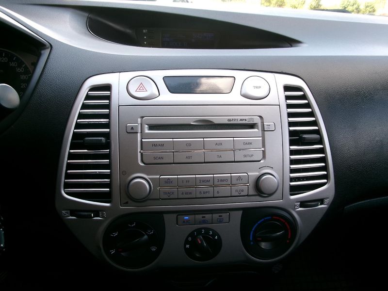 Hyundai i20 (2012) 1,2i KLIMA ČR ISOFIX - fotka 24 z 27