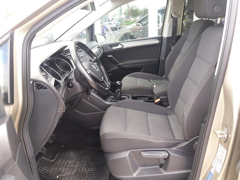 Volkswagen Touran 1.2TSi,81kW,7.MÍST,KAMER.VÝHŘE - fotka 17 z 28
