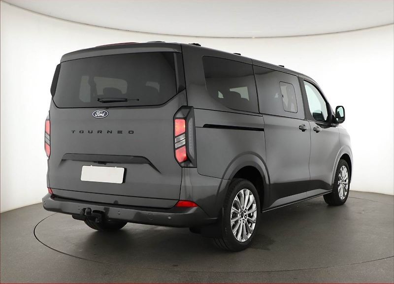 Ford Tourneo Custom (2025) 2.0 EcoBlue - fotka 5 z 23