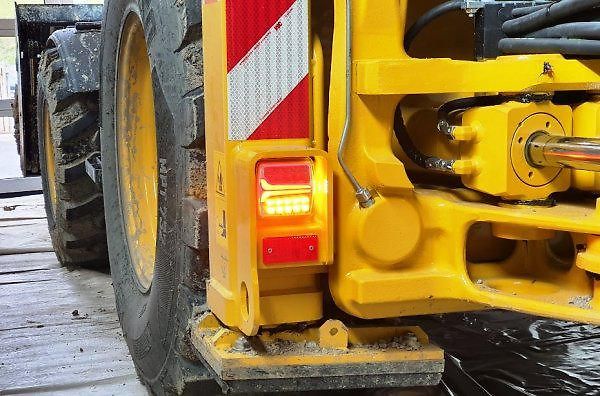 Komatsu (2020) WB97 R8 SPZ 85kw 5lopat - fotka 10 z 14