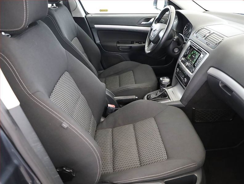 Škoda Octavia (2011) Ambiente 1.6 TDI, Automat - fotka 7 z 14
