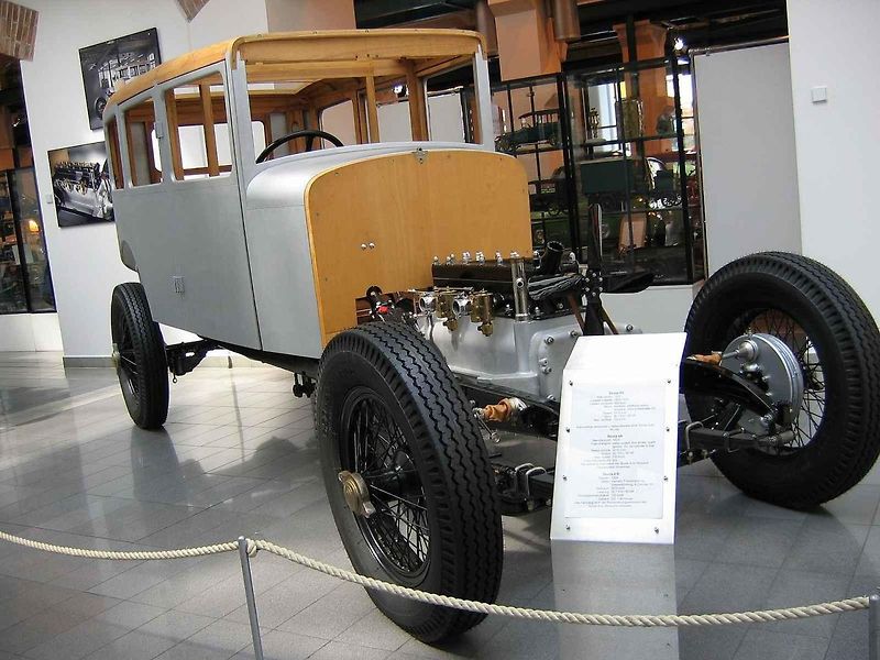 Vůz Škoda 6R se vyráběl v letech 1929 až 1930. Na snímku je limuzína v časopisu Český svět. Obrázek byl zveřejněn v roce 1928.