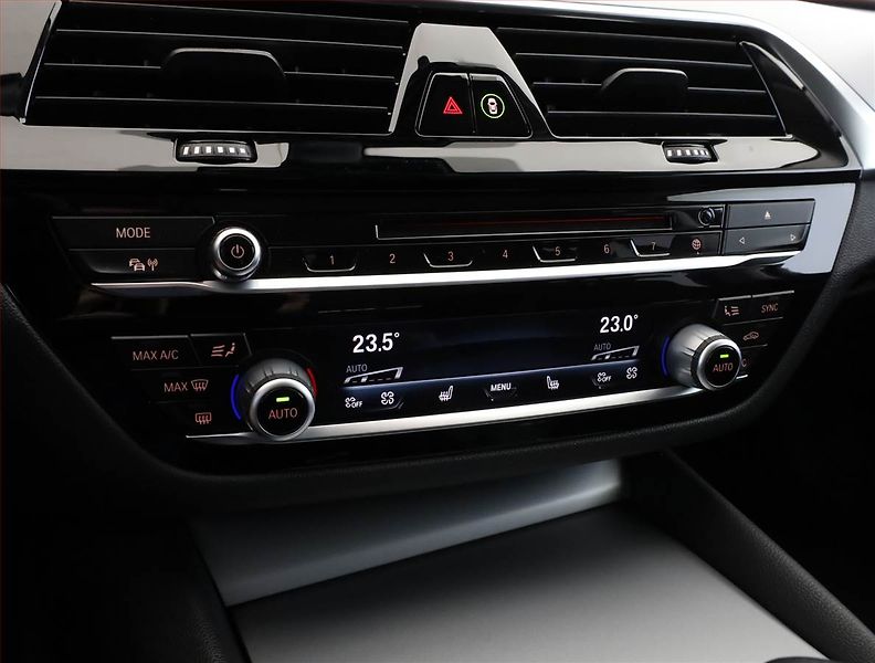 BMW Řada 5 (2019) 530d - fotka 13 z 18