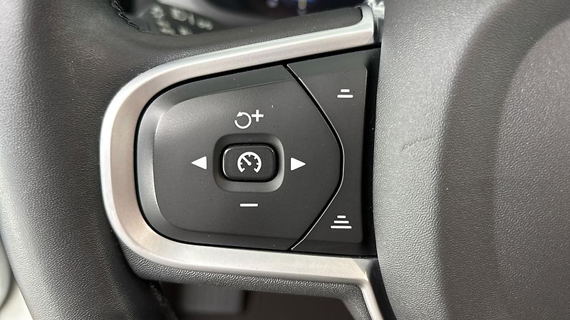 Volvo XC60 2.0 B4 AUT AWD Momentum Pro - fotka 14 z 28