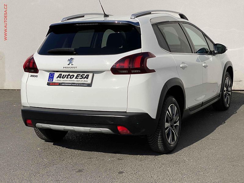 Peugeot 2008 (2018) 1.2PT, ČR, Allure - fotka 4 z 18