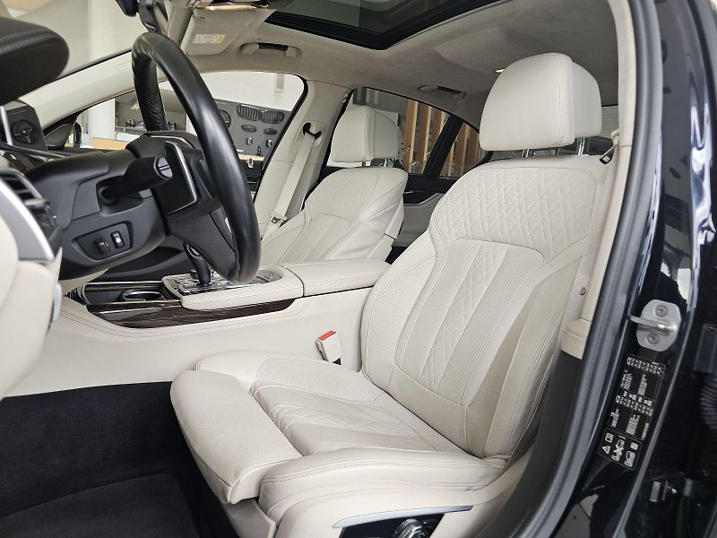 BMW Řada 7 750d xDrive - fotka 16 z 37