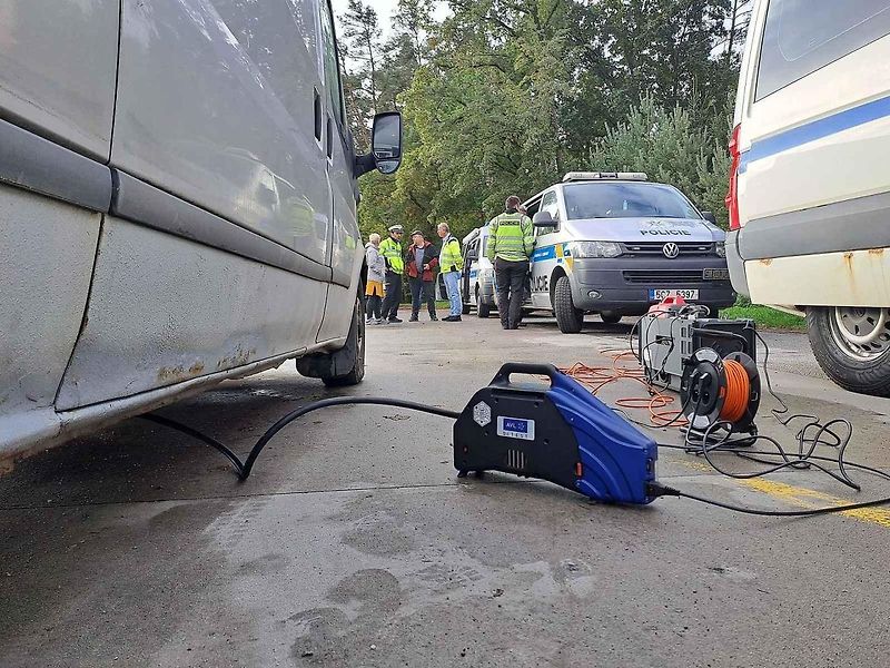 Do jihočeského měření emisí a kontrol u hotelu Sloup na silnici I/3 (bývalá E55) se zapojili policisté krajské dopravní policie, z dálničního oddělení Borek a táborští dopraváci. Vozidla se řidiči naváděli také z blízké dálnice D3.