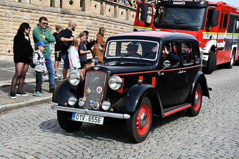 Na tradiční Lidický okruh dorazily desítky historických automobilů a motocyklů, které obdivovali návštěvníci z Kladna i širokého okolí.