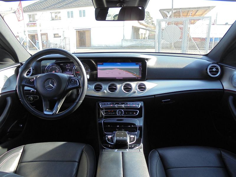 Mercedes-Benz Třídy E (2017) 220D - 4MATIC - SUPER VÝBAVA - fotka 9 z 11