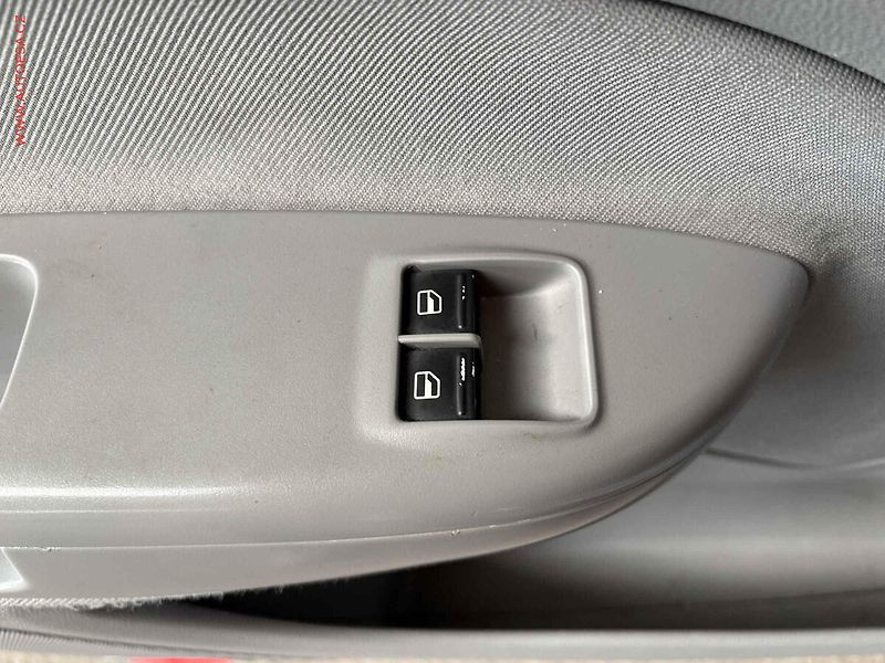 Škoda Octavia (2010) 1.6i, AC, výhřev sed - fotka 12 z 14