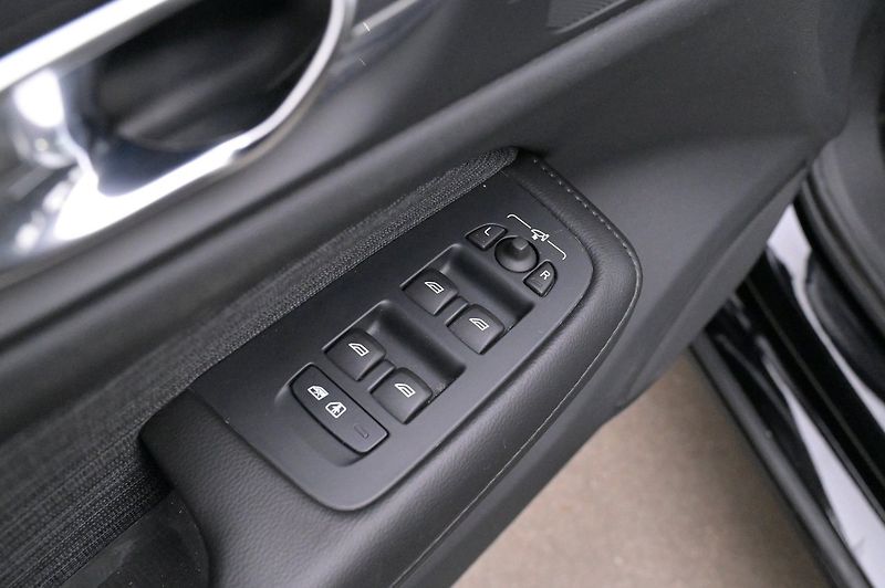Volvo V60 Recharge T6 AWD Core Bright - fotka 9 z 22