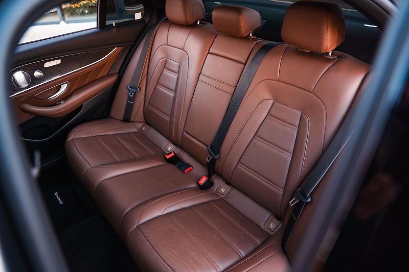 Mercedes-Benz Třídy E (2017) E63S AMG 4Matic+ V8 Biturbo - fotka 48 z 99
