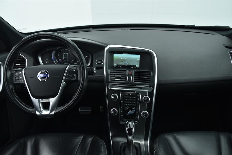 Volvo XC60 2.0 T6 225kW AWD R-DESIGN ČR - fotka 13 z 28