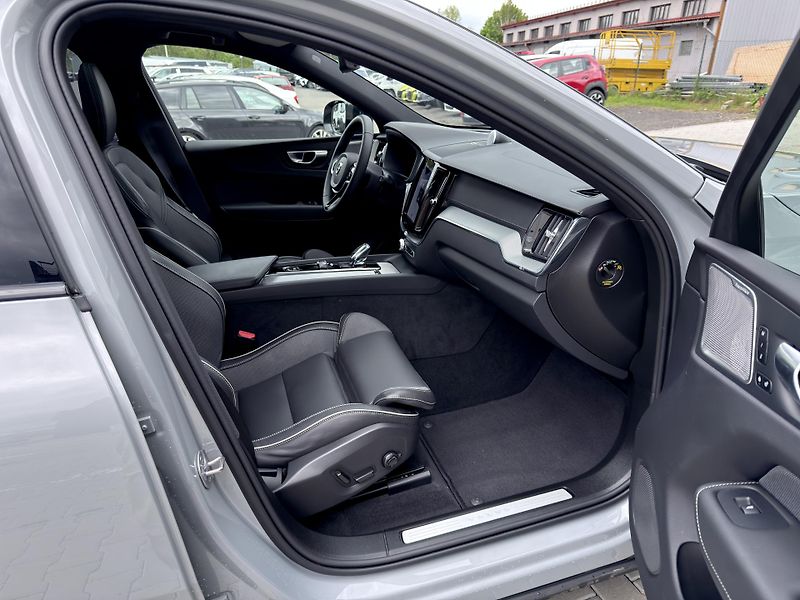 Volvo XC60 B5 AWD ULTRA / B&W / REZERVACE - fotka 21 z 56