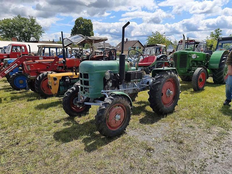 Žlutý Zetor 25 ve Skalné. V roce 1946 ho nastříkali barvou po Afrikakorpsu