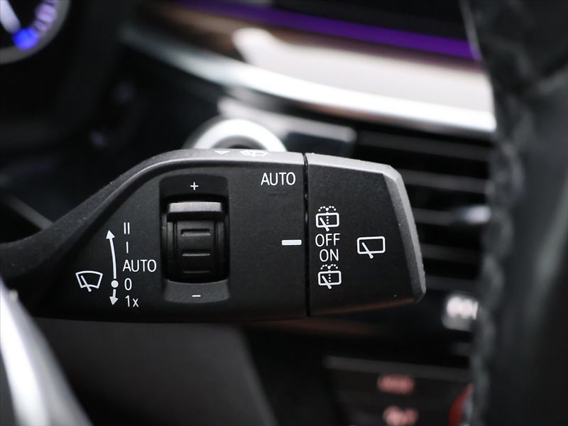 BMW Řada 5 2,0 520d Aut 140kW Luxury Line - fotka 18 z 32