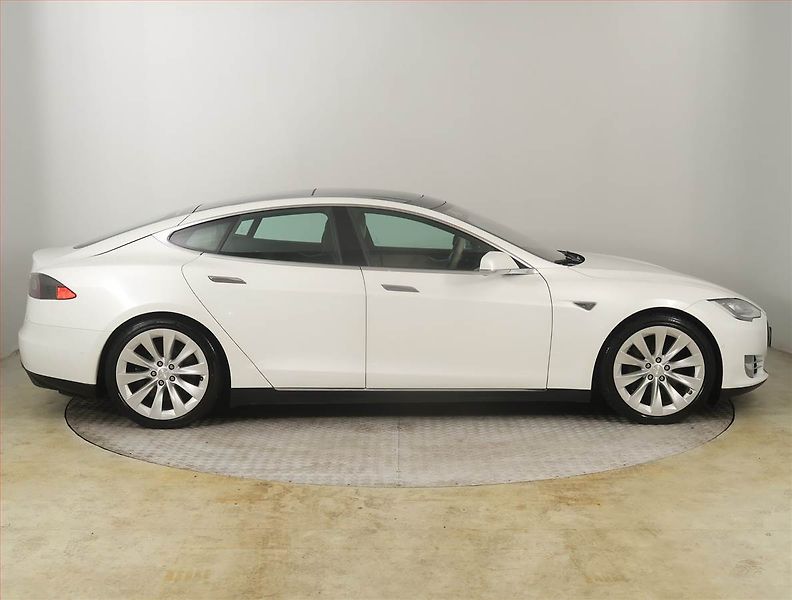 Tesla Model S (2015) 85D, SoH 84% - fotka 6 z 23
