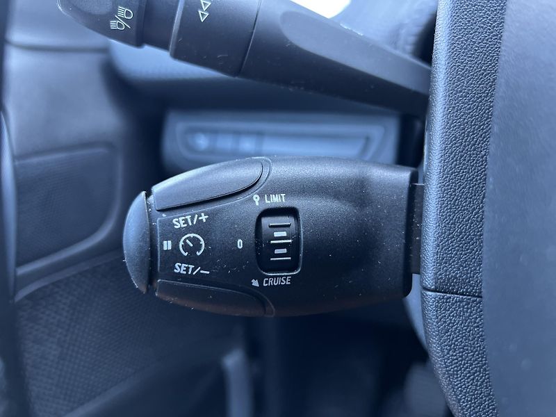 Peugeot 2008 Allure 1.2i KOUPENO V ČR 1.MAJ - fotka 13 z 45