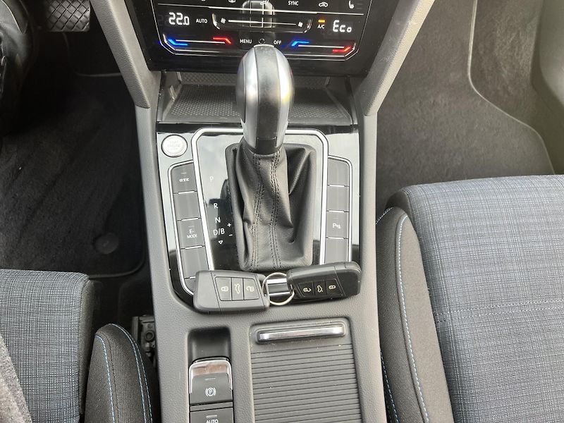 Volkswagen Passat 1.4GTE 160KW,TZ,2xALU,1MAJ - fotka 40 z 48