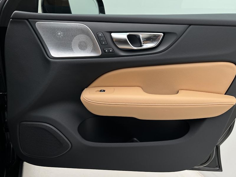 Volvo V60 (2026) B4 PLUS DARK AUT - fotka 7 z 47