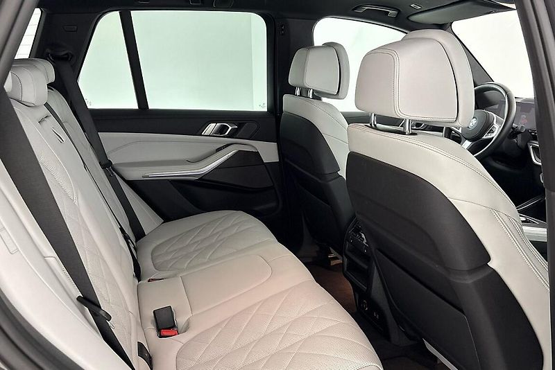 BMW X5 xDrive50e - fotka 13 z 27