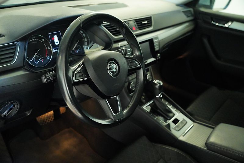 Škoda Superb - fotka 14 z 26