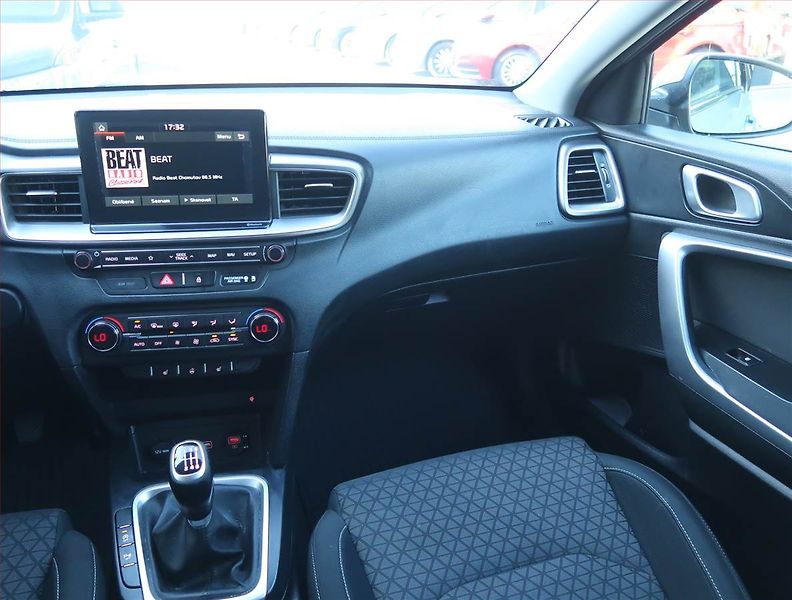 Kia Ceed (2018) 1.4 T-GDI, Serv.kniha - fotka 8 z 15