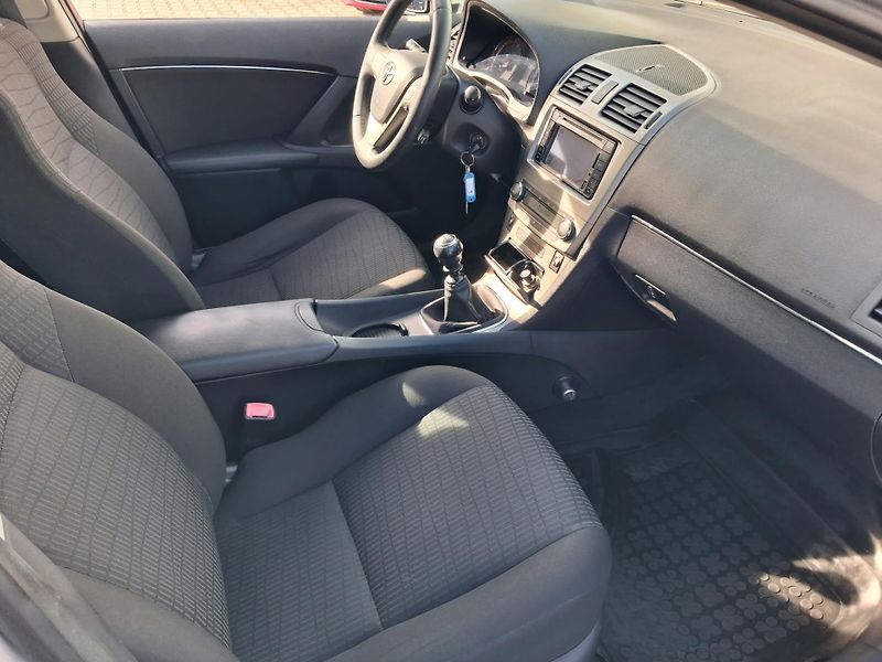 Toyota Avensis 1.8 Valvematic Business Navi - fotka 20 z 23