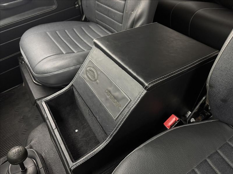 Land Rover Defender 2,5 130 Td5 90kW PO RENOVACI - fotka 21 z 45