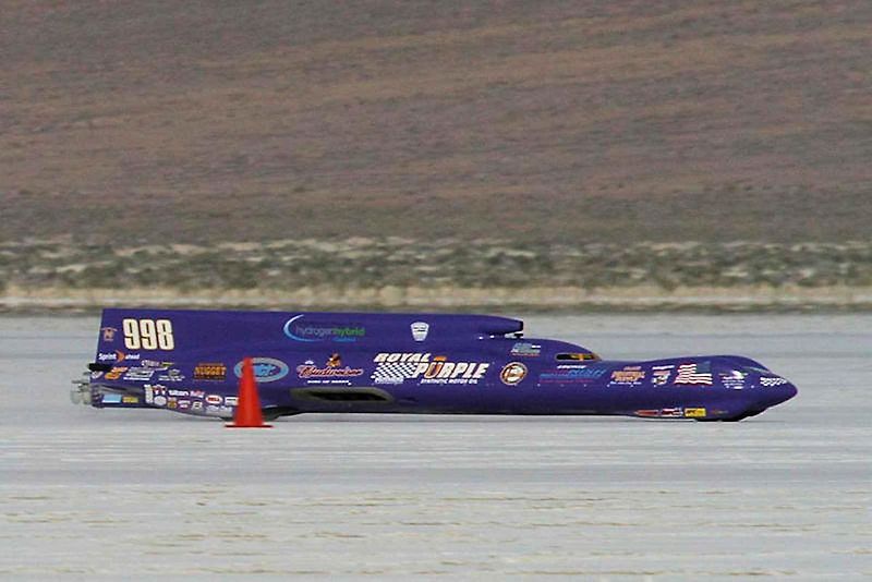 Vítejte v Bonneville Salt Flats! Cedule, která vítá návštěvníky solného jezera, kde se dosahuje rychlostních rekordů.