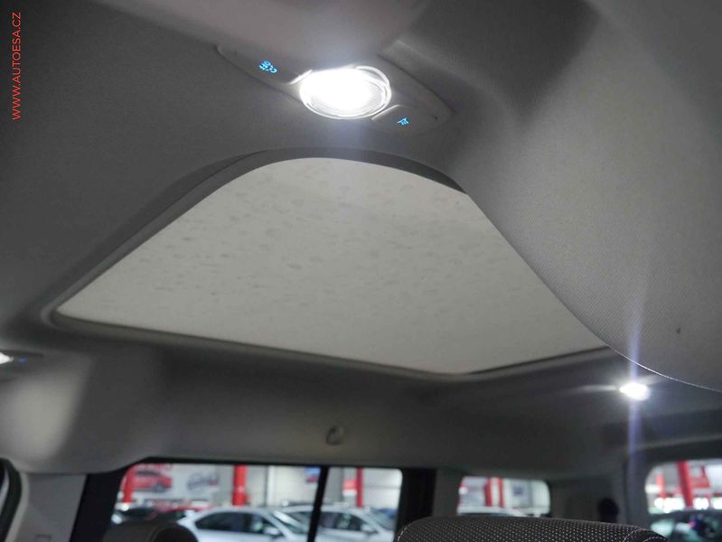 Ford Tourneo Connect (2014) 1.6TDCi MAXi 7míst, 2.maj,ČR - fotka 18 z 18