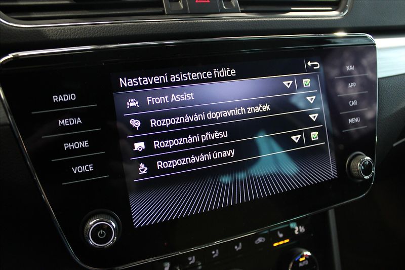 Škoda Superb TDi DSG Combi LED/DPH - fotka 18 z 27