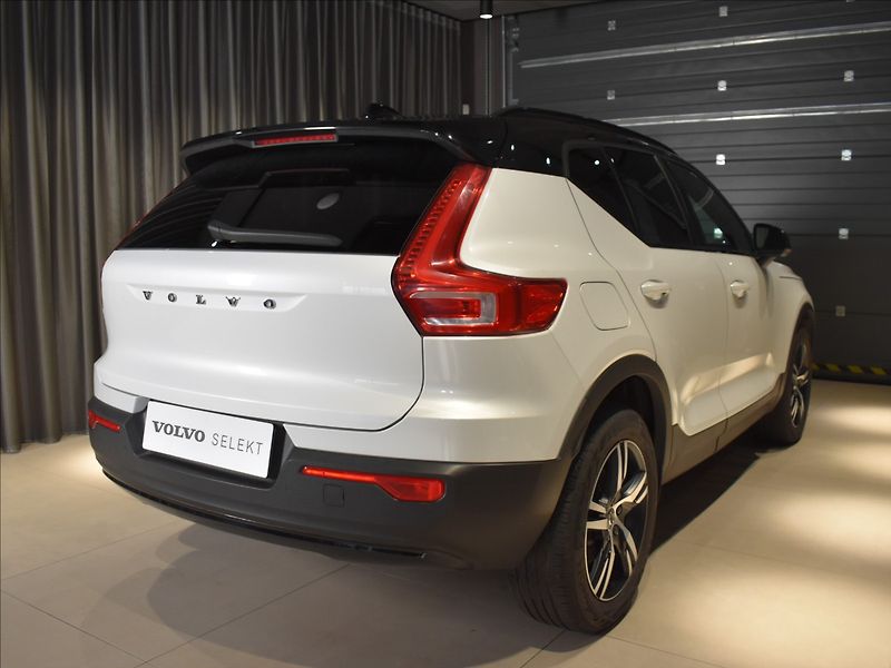 Volvo XC40 2,0 B4 AWD R-design BLIS - fotka 4 z 25