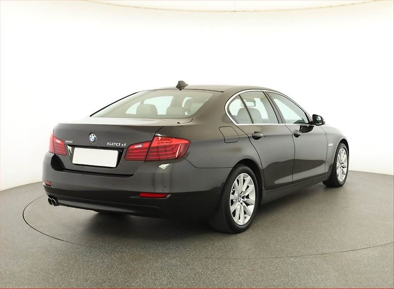 BMW Řada 5 (2016) 520d xDrive, 4X4, Automat, ČR - fotka 5 z 20