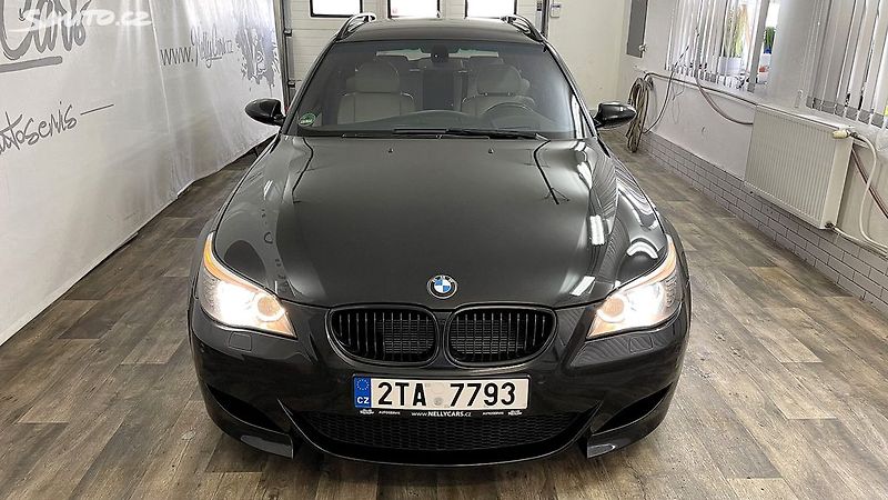 BMW M5 5.0 V10 Touring - fotka 2 z 34
