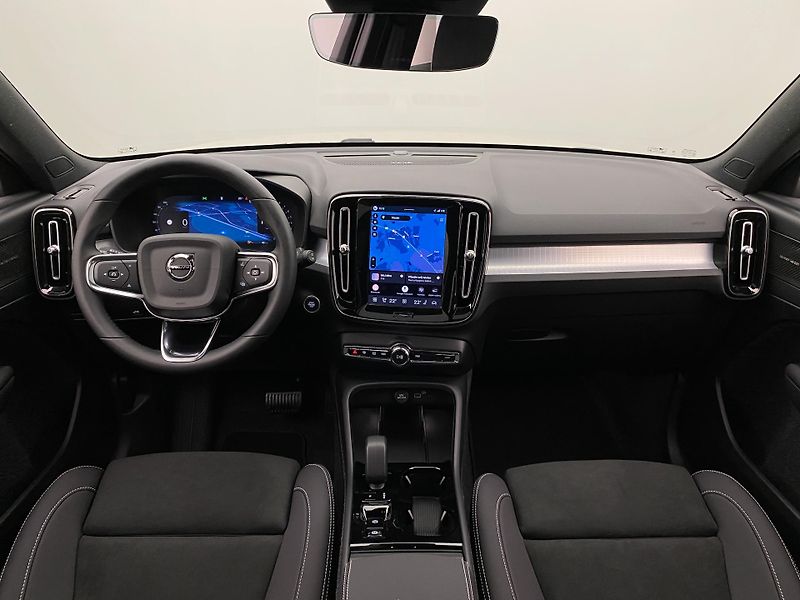 Volvo XC40 (2026) B3 AUT DARK ULTRA  - fotka 2 z 63