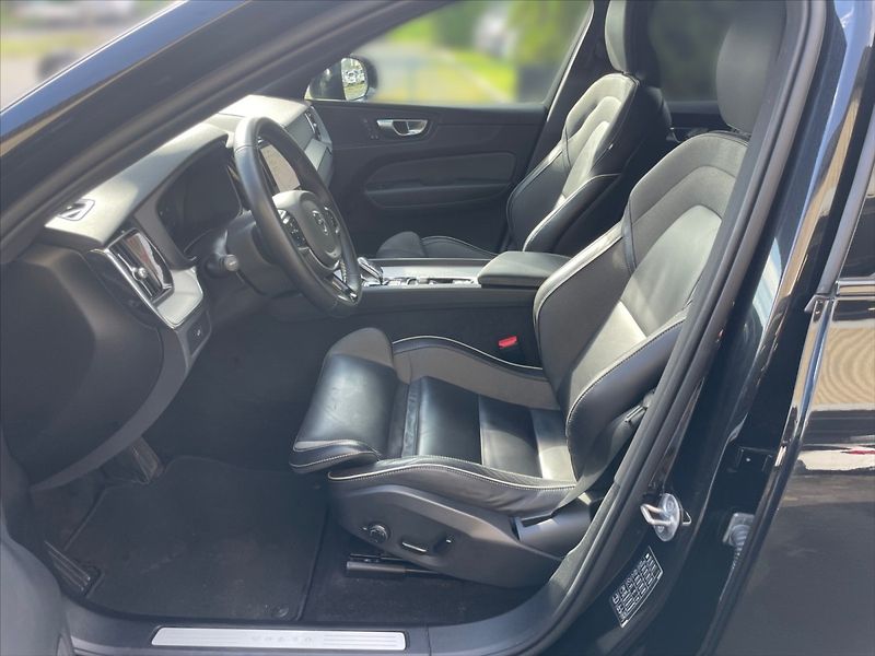 Volvo XC60 2,0 B5 AWD Plus Black Ed. AT - fotka 7 z 11
