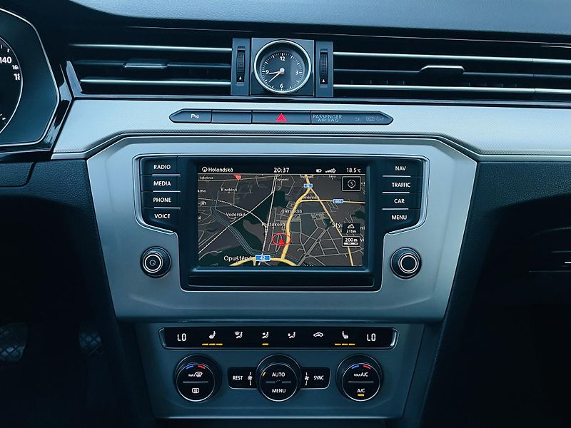 Volkswagen Passat 2.0TDI MANUÁL VÝHŘEV KAMERA - fotka 34 z 47