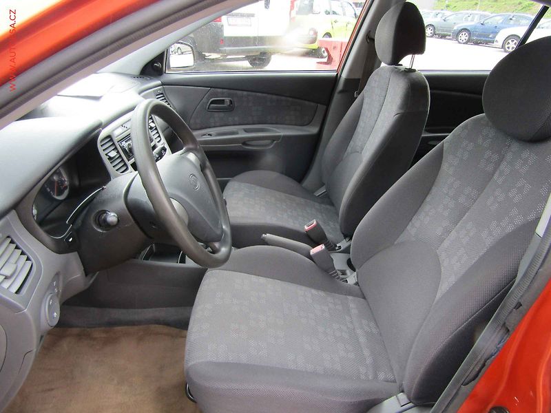 Kia Rio (2007) 1.6i, servis.kniha, AC - fotka 9 z 16
