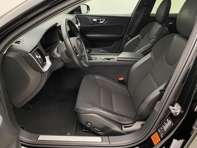 Volvo V60 D3 MOMENTUM AUT REZERVACE - fotka 3 z 39