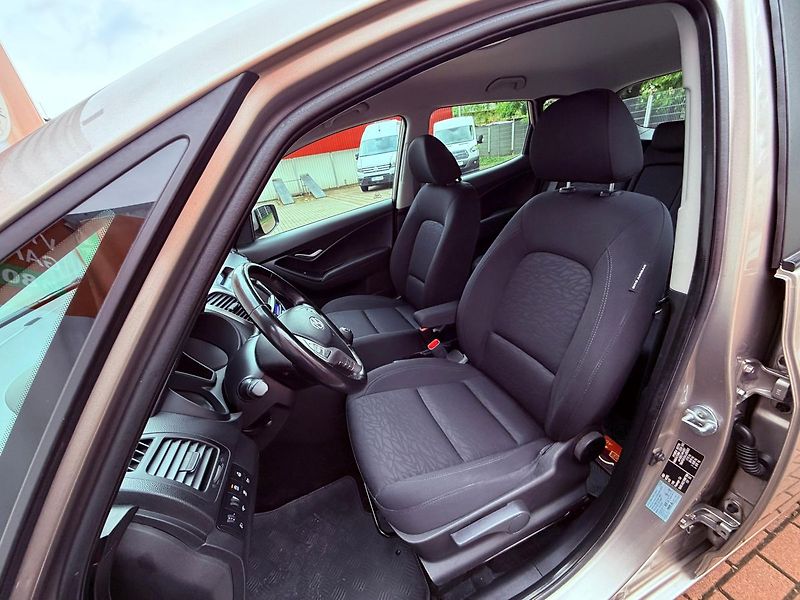 Hyundai ix20 1.6 Comfort, Navi, AutoAC - fotka 14 z 26