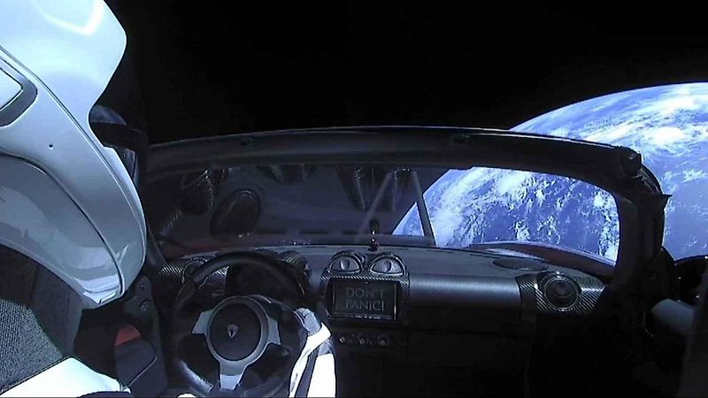 Tesla Roadster plující vesmírem.