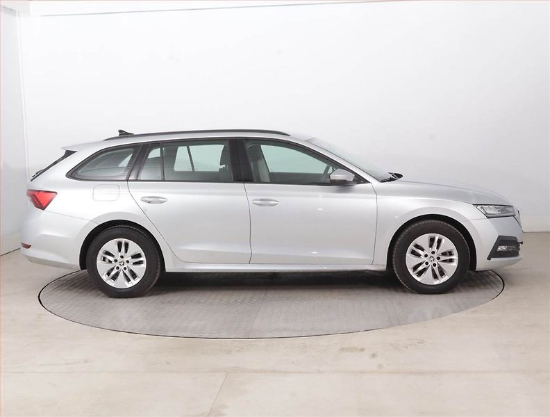 Škoda Octavia (2023) Ambition 2.0 TDI, ČR,1.maj - fotka 6 z 15
