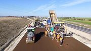 Stavba dálnice D7 Praha - Chomutov mezi Knovízem ve Středočeském a Panenským Týncem v Ústeckém kraji.