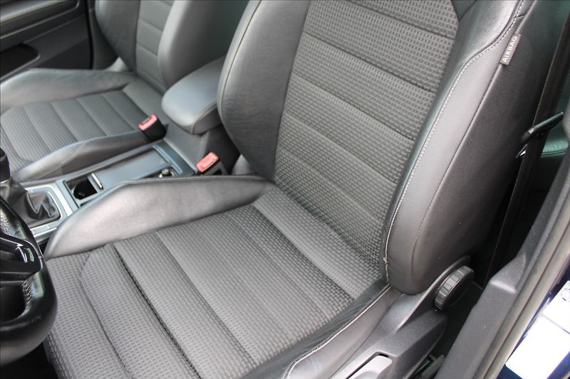 Volkswagen Golf 1,4 TSI  VÝHŘEVY,TAŽNÉ,BIXENON - fotka 21 z 28