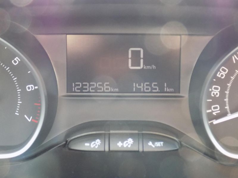 Peugeot 2008 1,2I 60 KW ACTIVE, TAŽNÉ, ČR - fotka 37 z 41